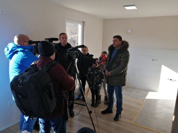 IMG-2f5dd42c8d61ad3e588ccbc2fae91dc8-V